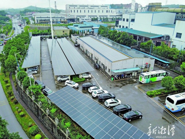 600-xxt2025-06-17～1｜湘潭电化科技股份有限公司充分利用空间，在许多屋顶安装了光伏发电设备。（本报记者 陈旭东 摄）54bd.jpg