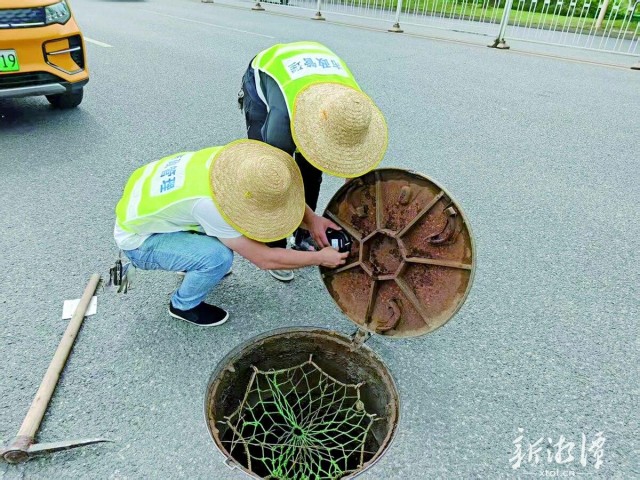 600-xxt2025-06-17～1｜市政管理处工作人员正在安装排水窨井盖智能化升级设备。（吴珊 摄）8309.jpg