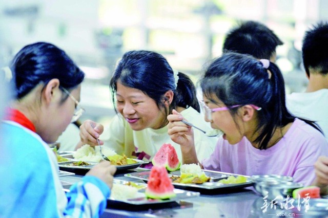 600-xxt2025-06-26～1｜岳塘区火炬学校教育集团学生在食堂就餐，脸上洋溢着幸福的笑容。（本报记者 欧阳天 摄）36e8.jpg