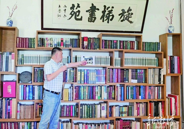 600-xxt2025-06-27～1｜捐赠者罗伟庆讲述照片背后的故事。（本报记者 谷桔 摄）58ae.jpg