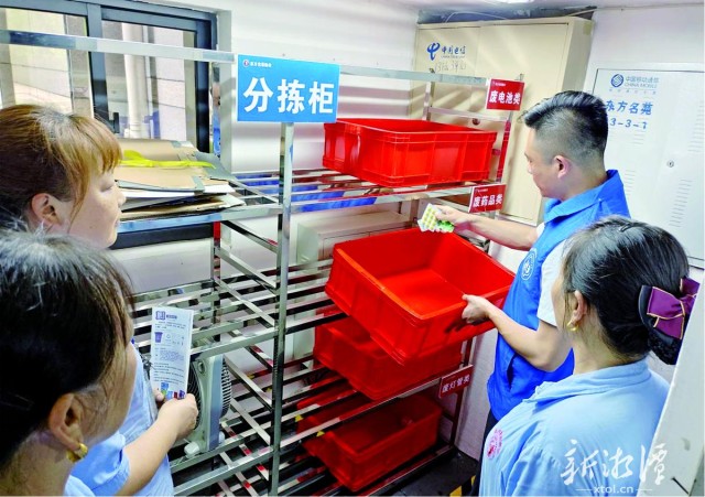 600-xxt2025-07-08～1｜垃圾分类达人左蔚（右一）在教物业管理人员如何精准分类。（本报记者 吴珊 摄）644c.jpg